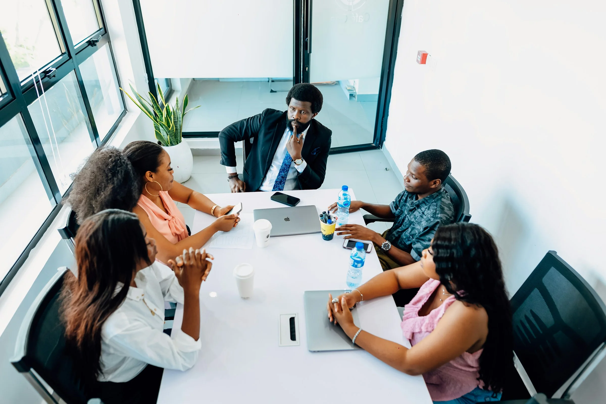 Réunion de travail autour d’une table dans des bureaux à Lagos